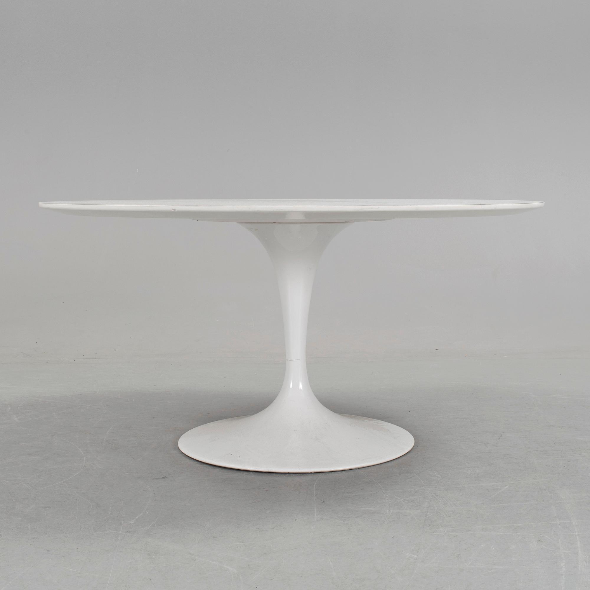 A "Tulip" table, designed by Eero Saarinen. Produced by Knoll International.