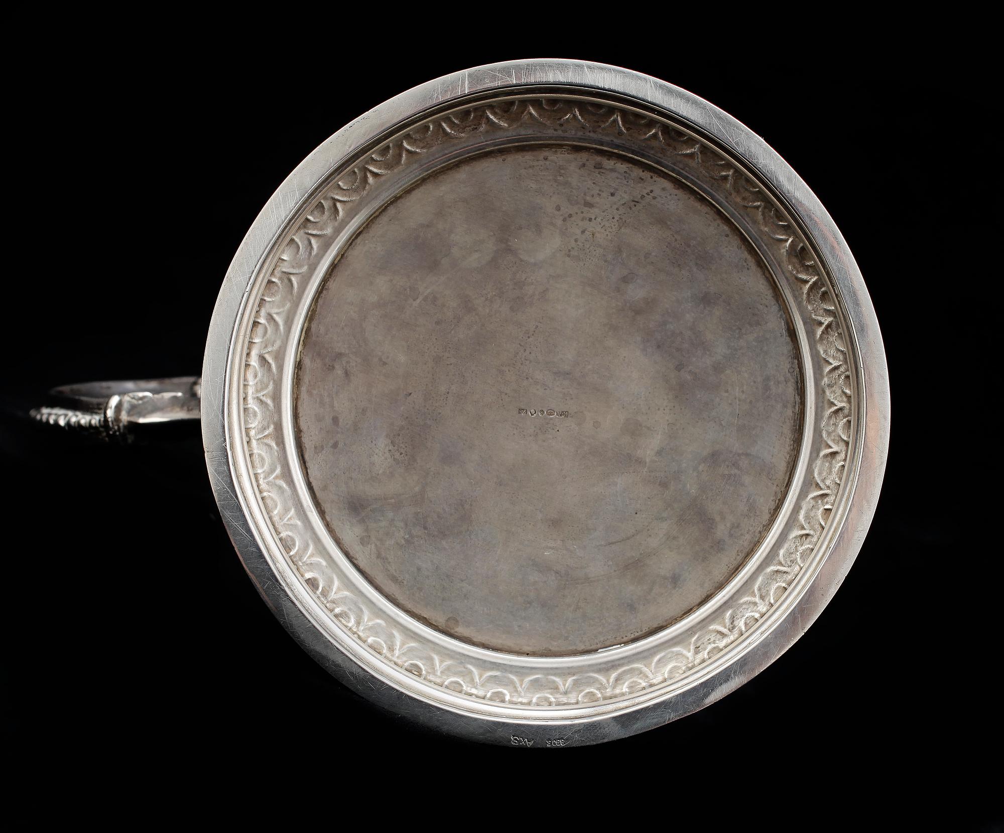 DRYCKESKANNA. silver, renässansstil, importstämplar samt K. Anderson, Stockholm, 1941. Vikt ca1180g.