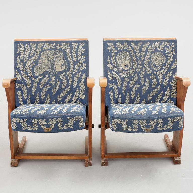 TEATERFÅTÖLJER, ett par. Enligt uppgift ritade av David Helldén.