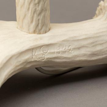 BORDSLAMPA, Knut Gustafsson, ren- och älghorn, signerad och daterad 1942.