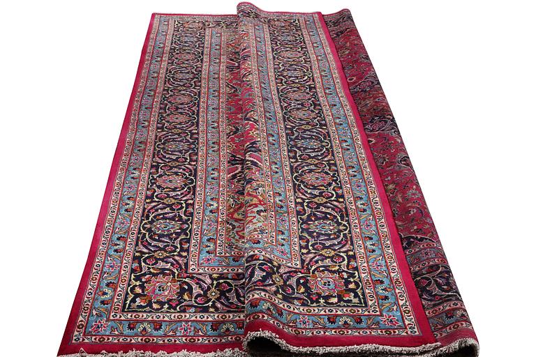 A carpet, Kashan, ca 390 x 300 cm.