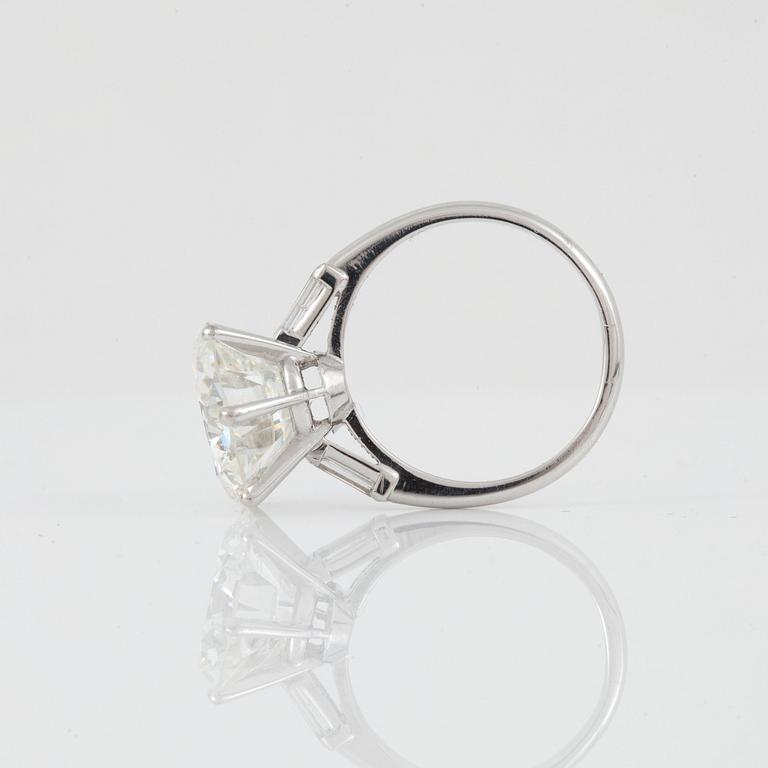 RING med briljantslipad diamant 7.46 ct, kvalitet I/VS1 enligt certifikat från GIA.