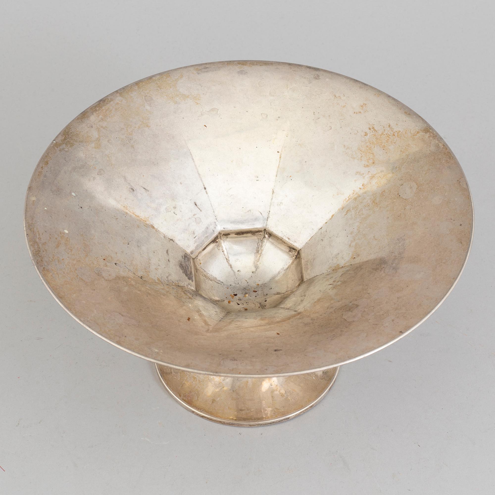 W.A. BOLIN, skål på fot, silver, Stockholm, 1925.
