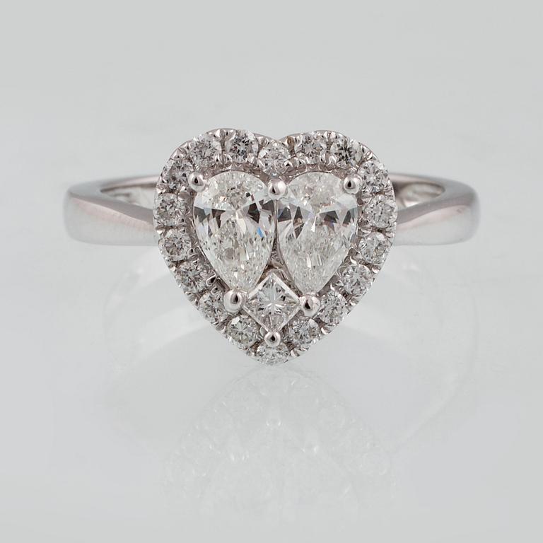 RING, 18K vitguld med briljant-, dropp- samt prinsesslipade diamanter 0.75 ct. Vikt 2,5 gram.