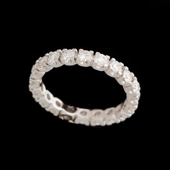 ALLIANSRING, 18K vitguld, briljantslipade diamanter tot. ca 1,30 ct. Vikt 2,6 g.