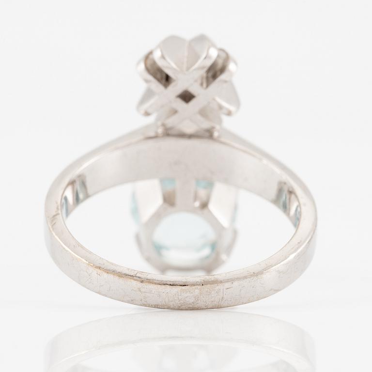 A ring in 18K white gold with a aquamarine and a round brilliant-cut diamond.