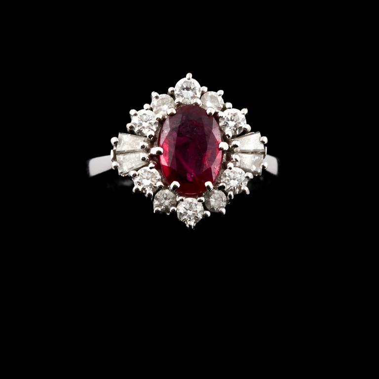 RING, 18k vitguld med fasettslipad rubin ca 2.00 ct samt 10 briljant och 4 trapetsslipade diamanter. Vikt 5,5 g.