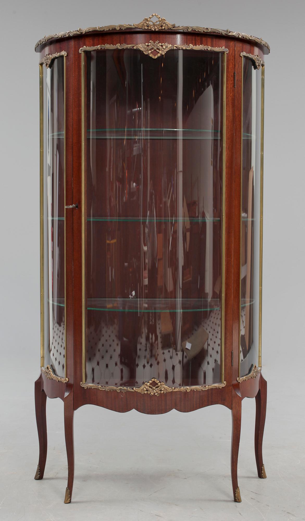 VITRINSKÅP, Louis XV-stil, 1900-tal.