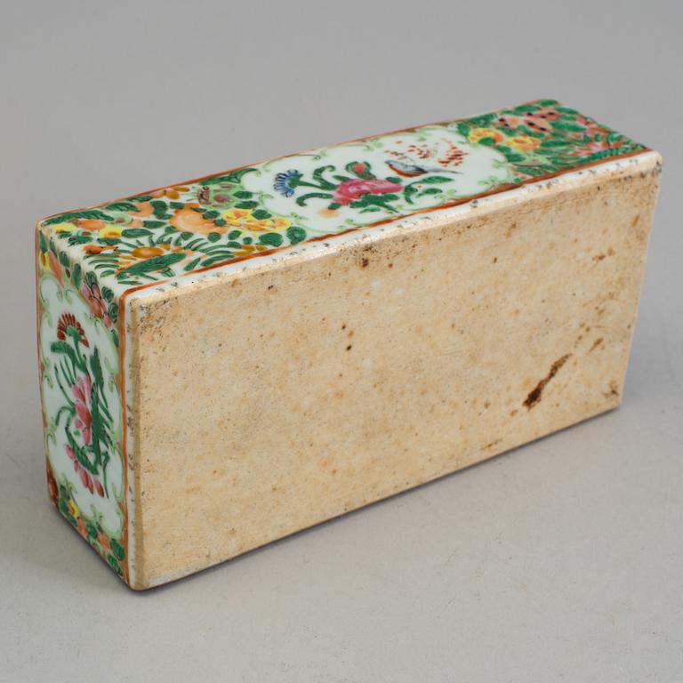 A CHINESE PORCELAIN BOX, Canton, 19th century.