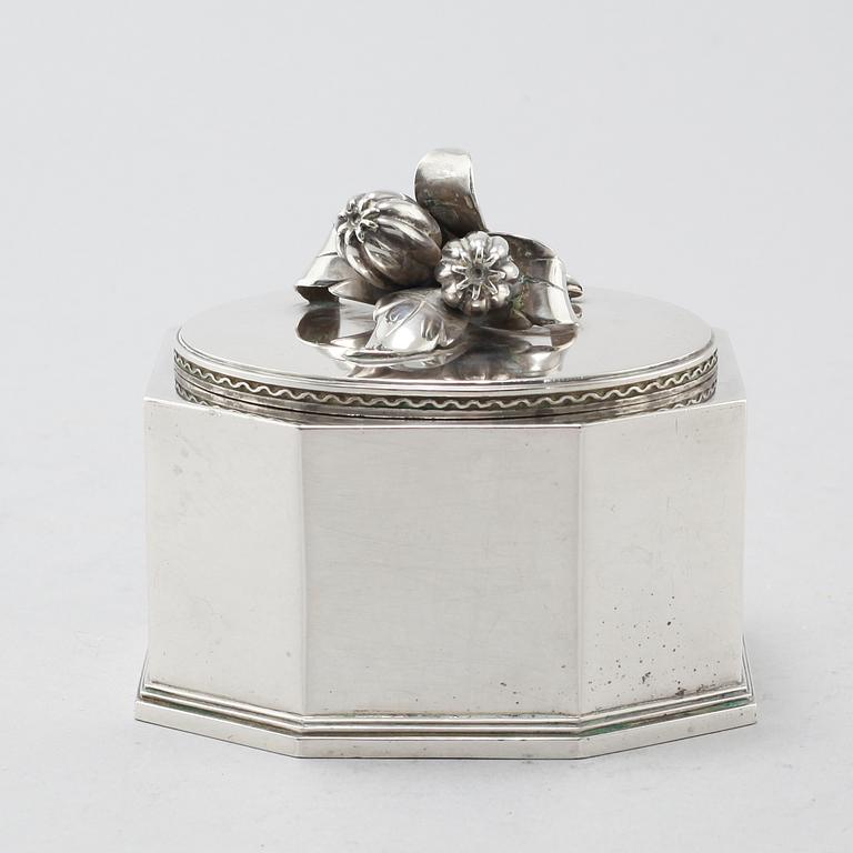 A silver sugarbowl made in Stockholm in 1944.