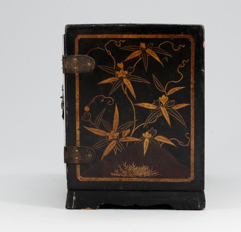 SKÅP, lack. Sen Qing.