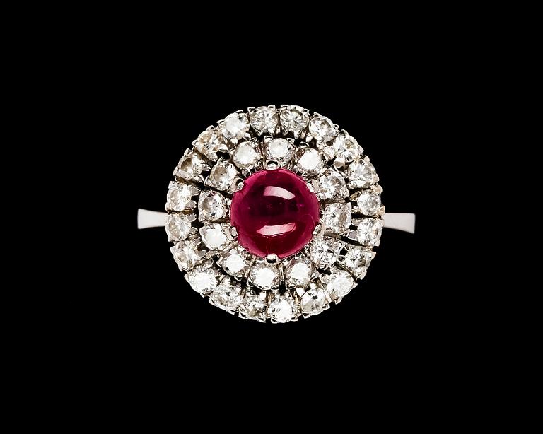 RING, cabochonslipad rubin och briljantslipade diamanter, tot. ca 0.85 ct.