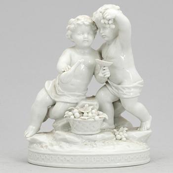 FIGURIN, porslin, bär märkning, 18/1900-tal.