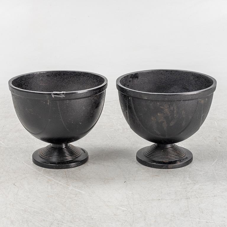 Trädgårdsurnor, ett par, "No 1", Byarums Bruk, 2000-tal.