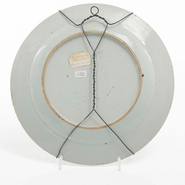 Tallrikar, tre stycken, porslin, Kina, Qingdynastin, Qianlong (1736-95).