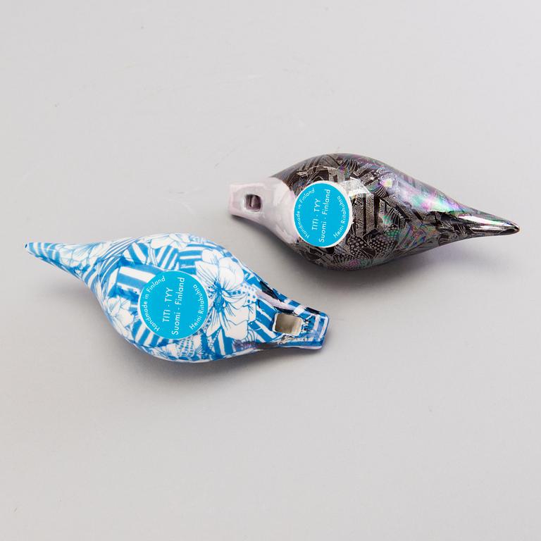 HEINI RIITAHUHTA, figuriineja/lintupillejä 2 kpl, posliinia, "Titi-tyy", tarramerkityt.