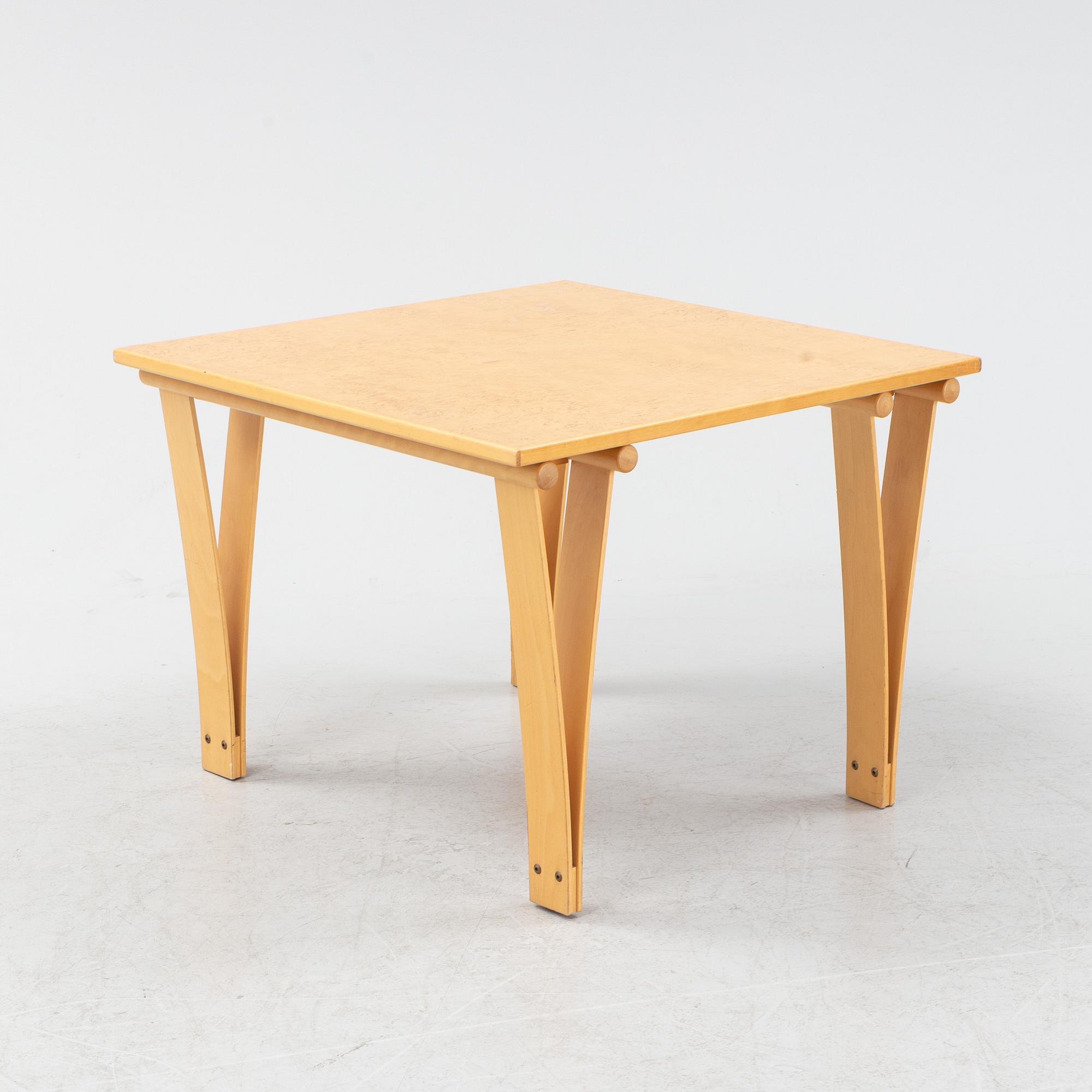 Soffbord/sidobord, masurbjörk, 1900-talets slut.