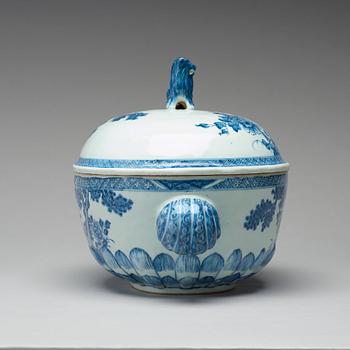 A blue and white tureen with cover, Qing dynasty, Qianlong (1736-95).