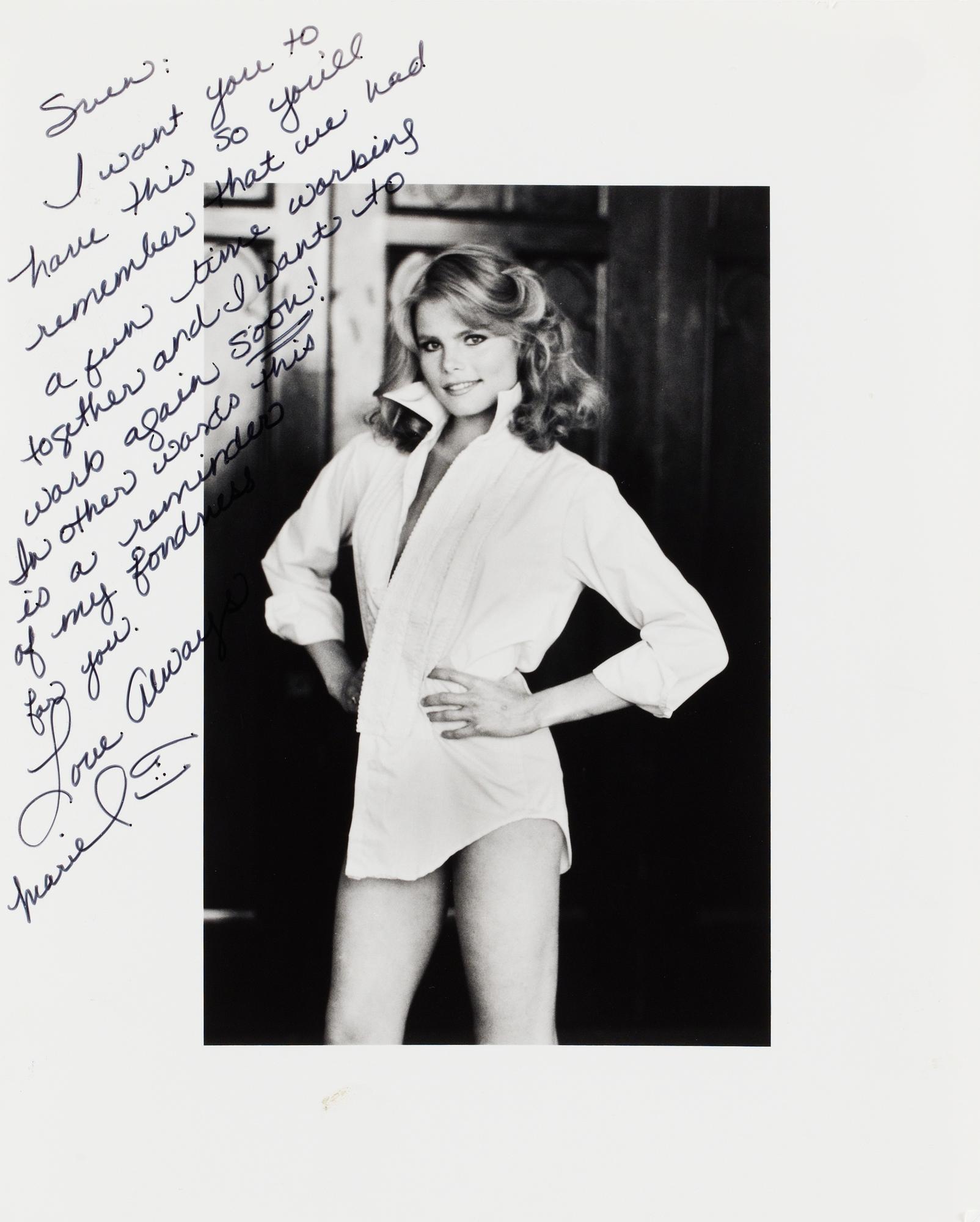 FOTOGRAFI, Föreställande Mariel Hemingway. Med dedikation.