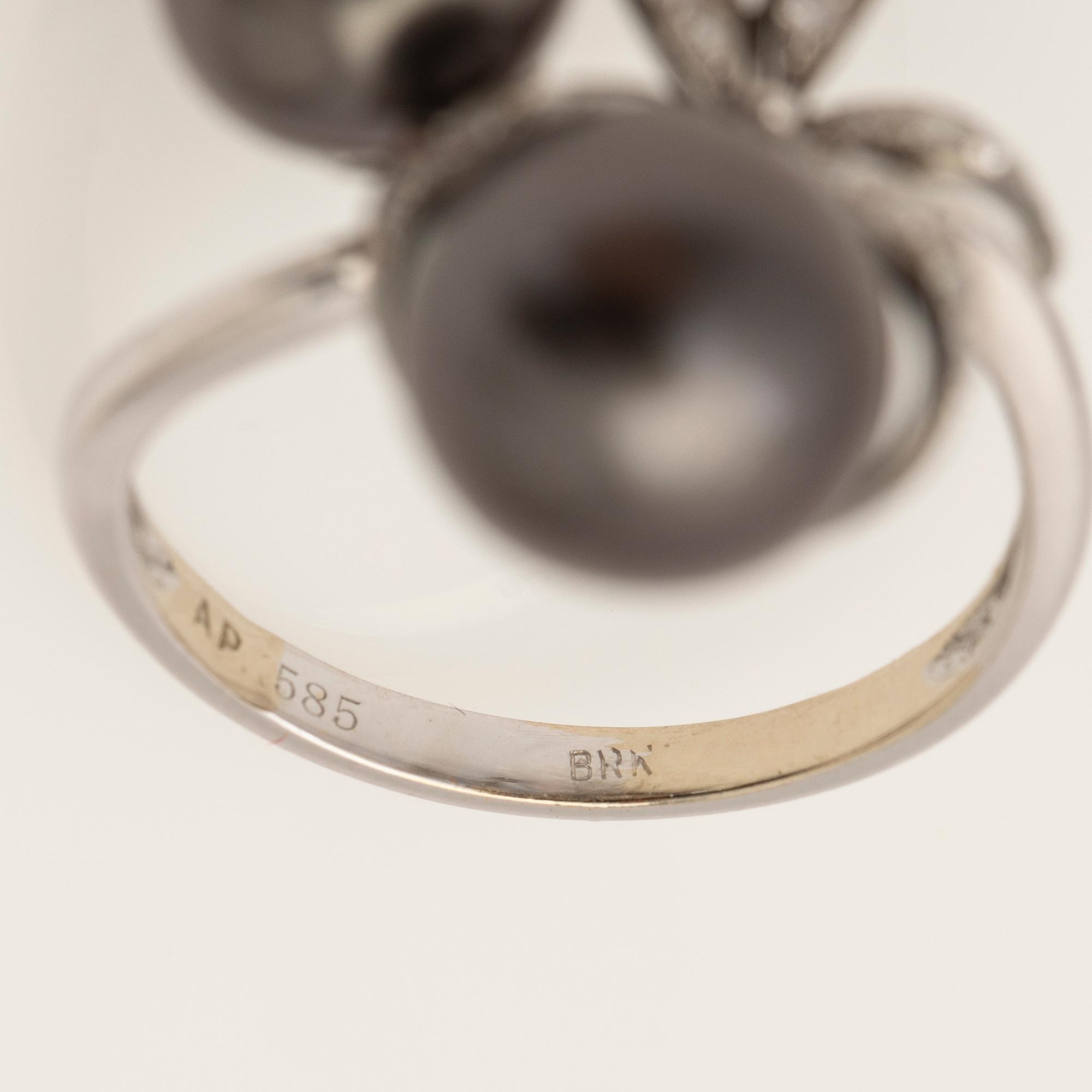 Ring, 18k vitguld med Tahitipärlor och diamanter.