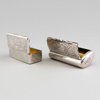 Two silver snuff boxes, C Tengstedt, Gothenburg, 1847, and C. Jonsson, Linköping, 1884. Weight 171 grams.