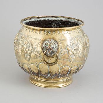 A 19TH CENTURY BRASS FLOWER POT.
