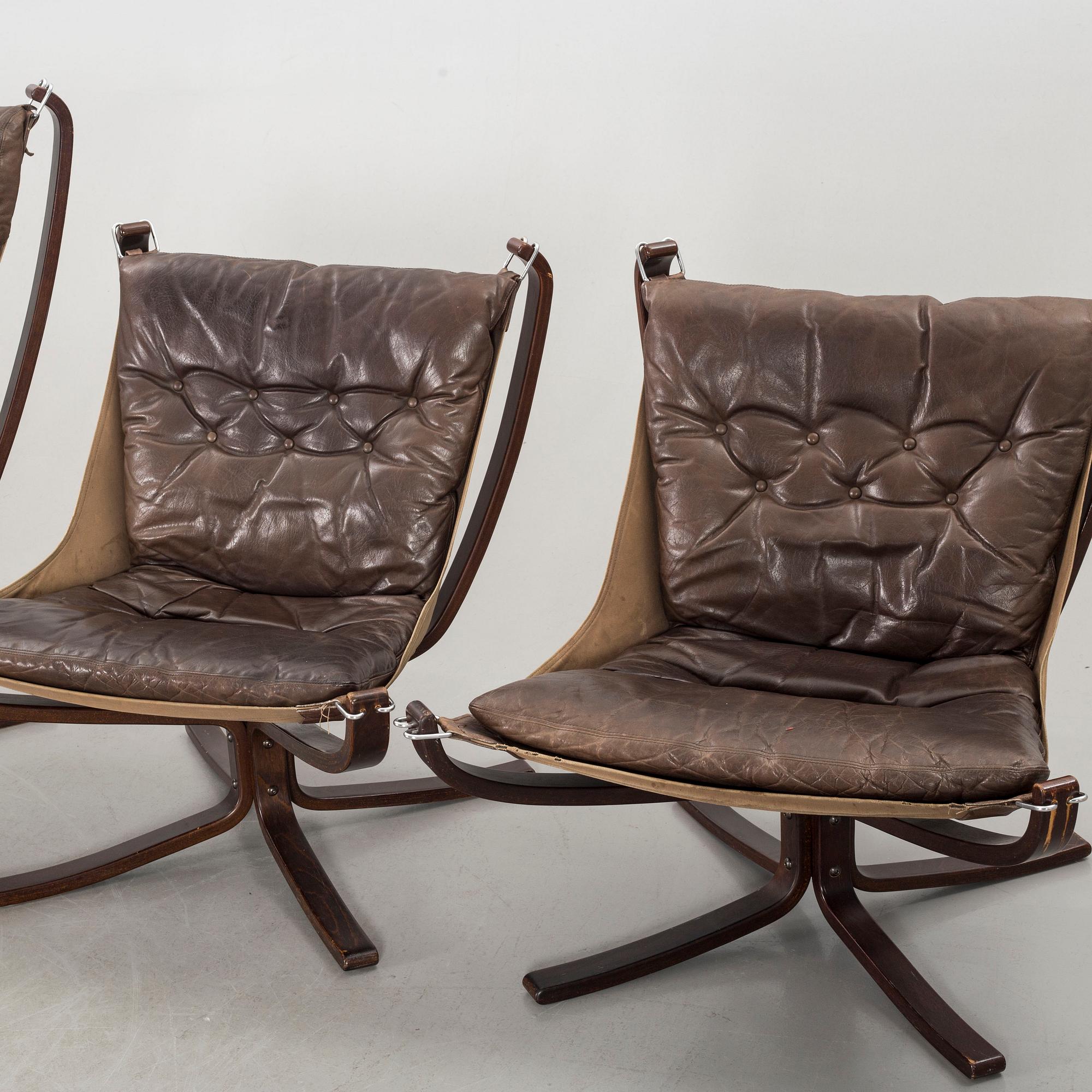 SIGURD RESSEL, fåtöljer, 4 st, och ett bord, "Falcon", Vatne Möbler Norge, 1970-tal.