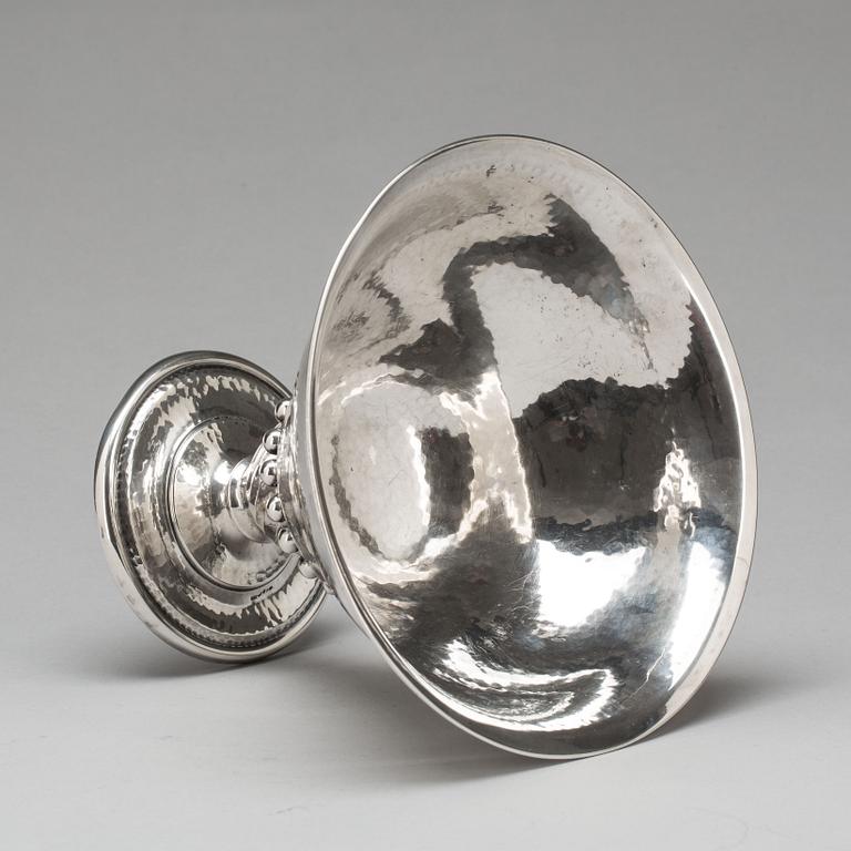 SKÅL PÅ FOT, silver. G F Hallengren, Malmö, 1923. 355g.