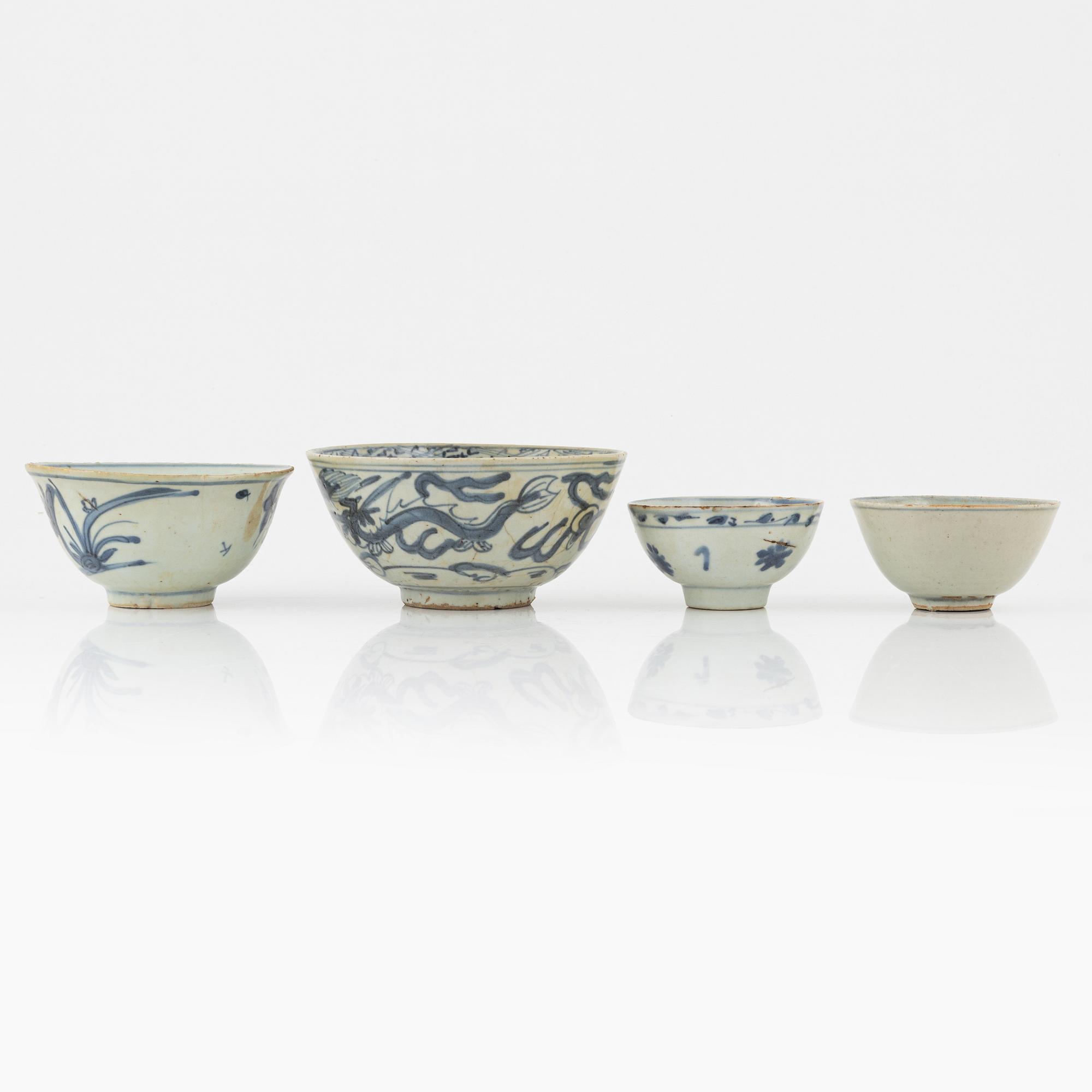 Four blue and white porcleain bowls, China, Ming dynasty, (1368-1644).