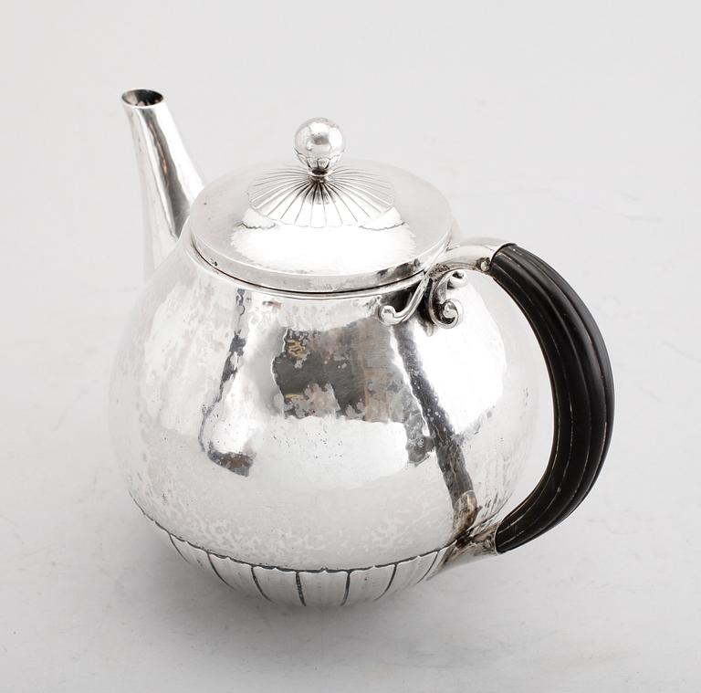TEKANNA, silver, Georg Jensen, nr 45. Vikt ca 522 g.
