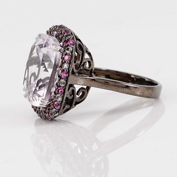 RING, silver, ametist, diamanter och rubiner.
