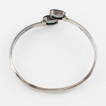 Arm ring, Flavia, silver with two faceted synthetic green spinels.