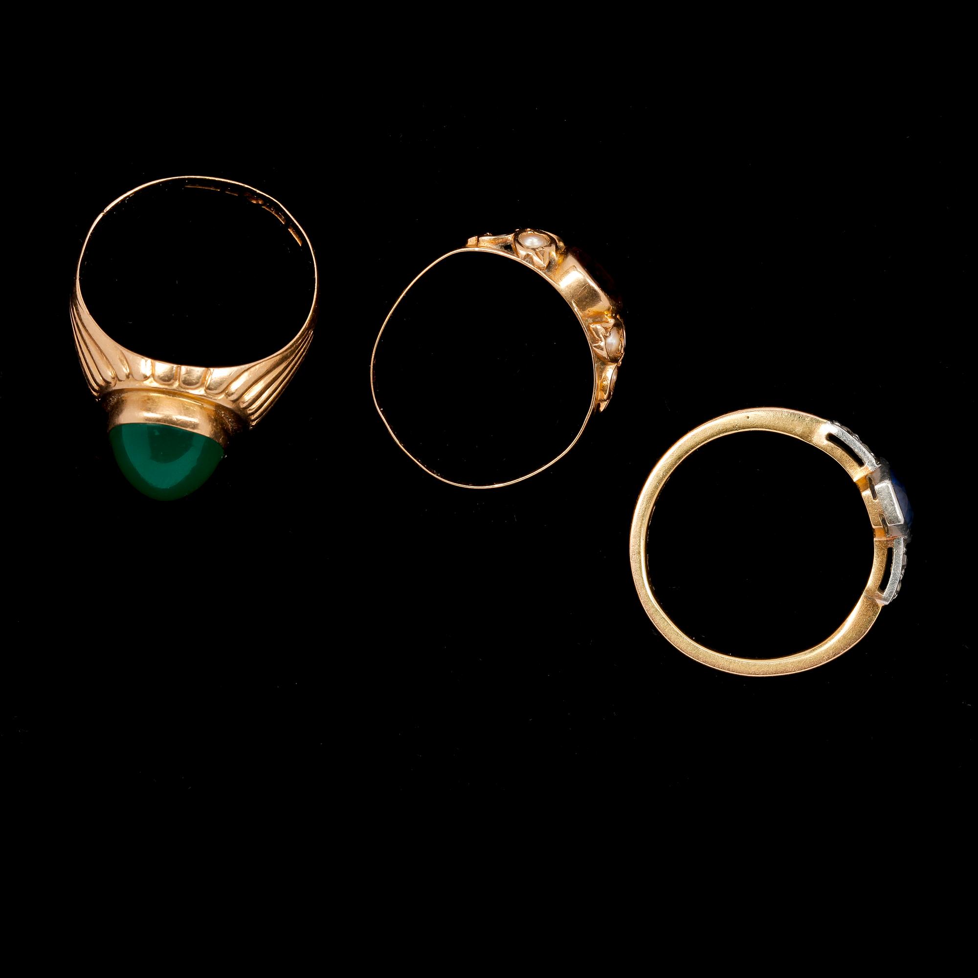 RINGAR, 3 st, 18k guld, med bl a små diamanter och safir, 1916-1955. Tot ca 9 gr.