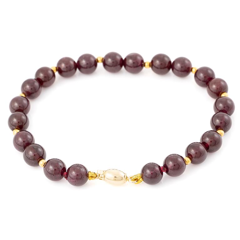 Bracelet with garnet beads and an 18K gold clasp.