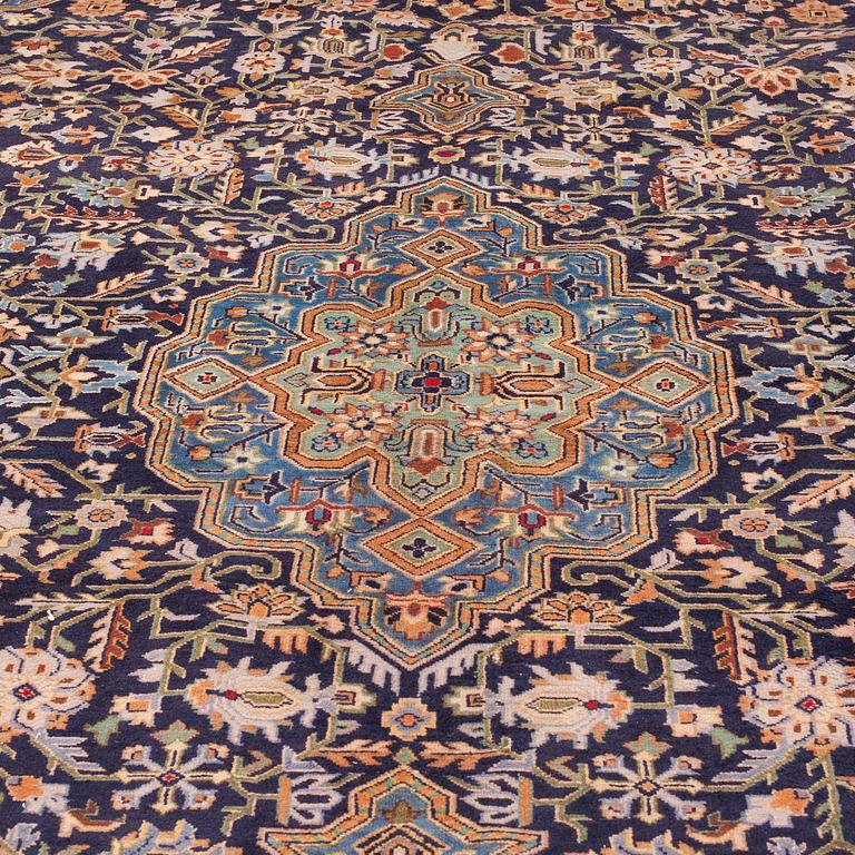 A CARPET, Kashan, ca 410 x 298 cm.