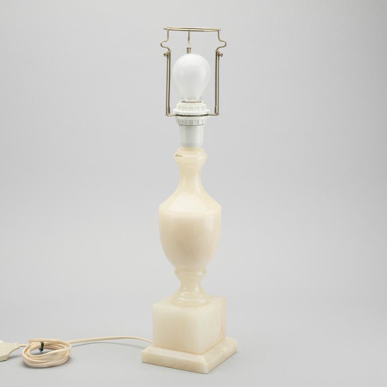 BORDSLAMPA, alabaster. 1900-talets andra hälft.