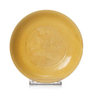 852. A yellow glazed dish, late Ming dynasty/early Qing dynasty with Hongzhi mark.