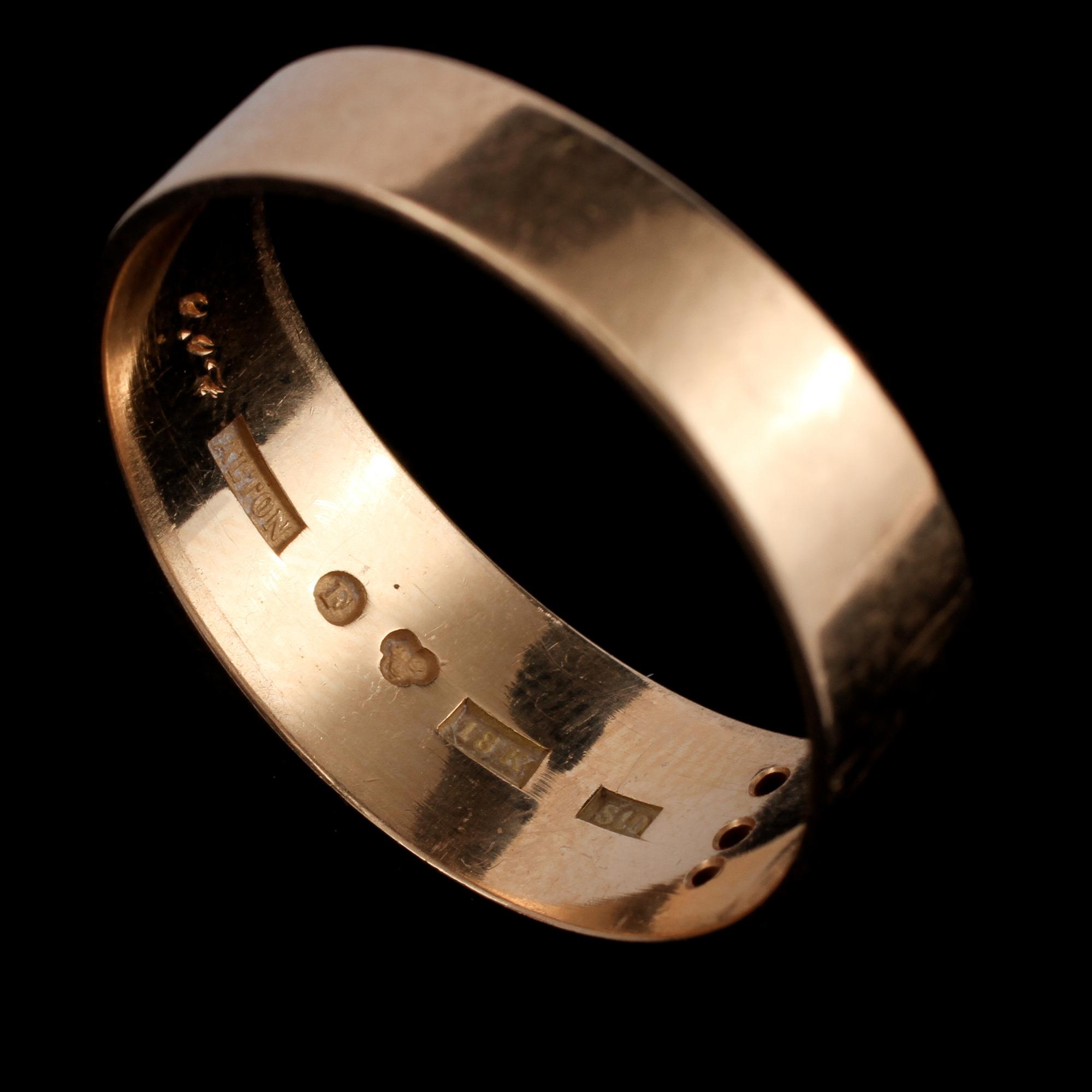 RING, 18k guld med 3 briljantslipade diamanter tot 0.07 ct, Alton, Falköping, 1992. Vikt 13 g.