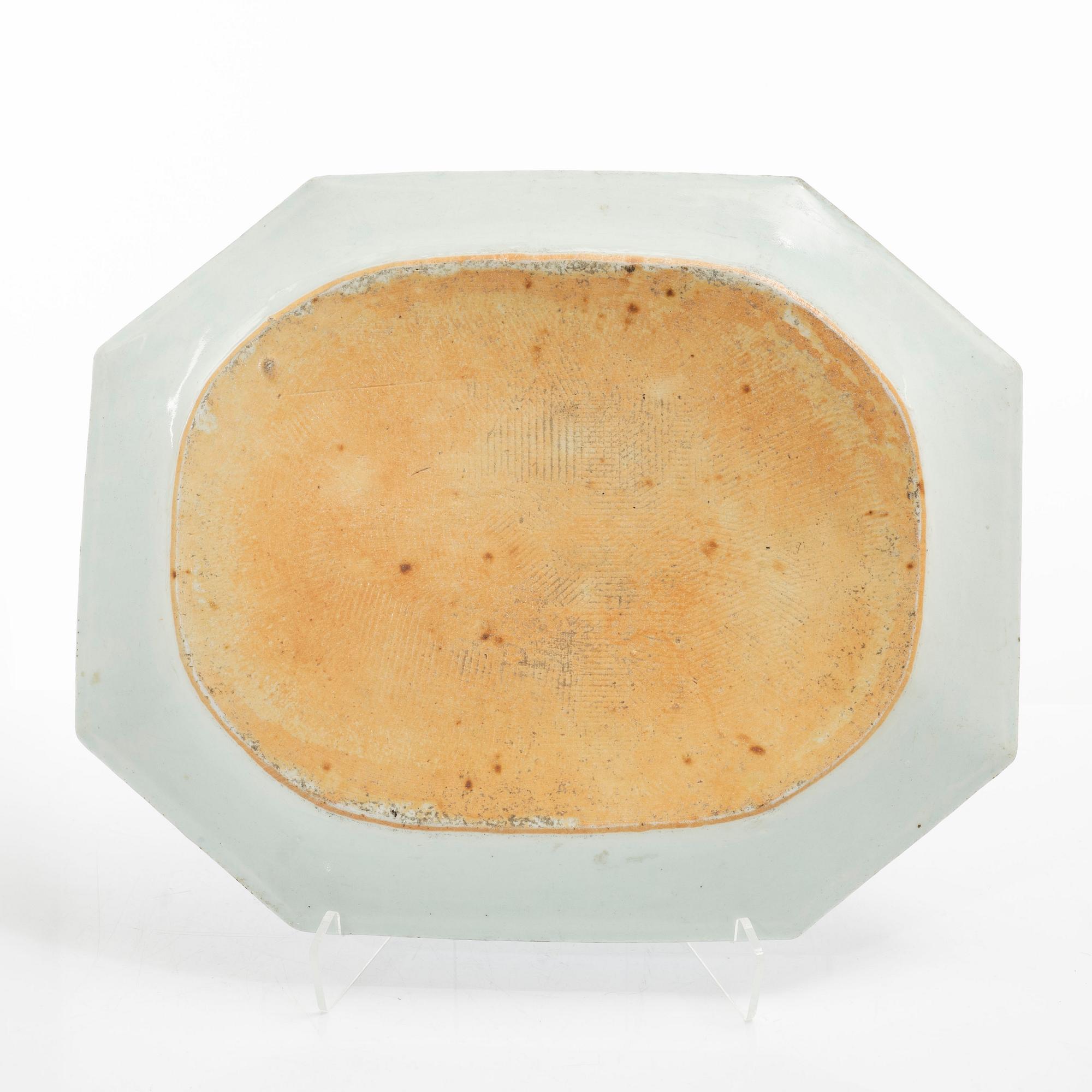 A blue and white serving dish, Qing dynasty, Qianlong (1736-95).