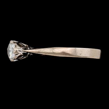 RING, 18K guld med solitär briljantslipad diamant, 0.35 ct, svenska stämplar GD&C 1990. Total vikt ca 2,7 g.
