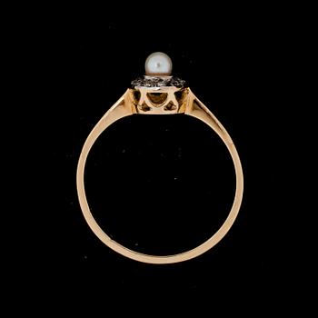 RING, 18 k guld med pärla samt diamanter. Vikt ca 1,9 g.