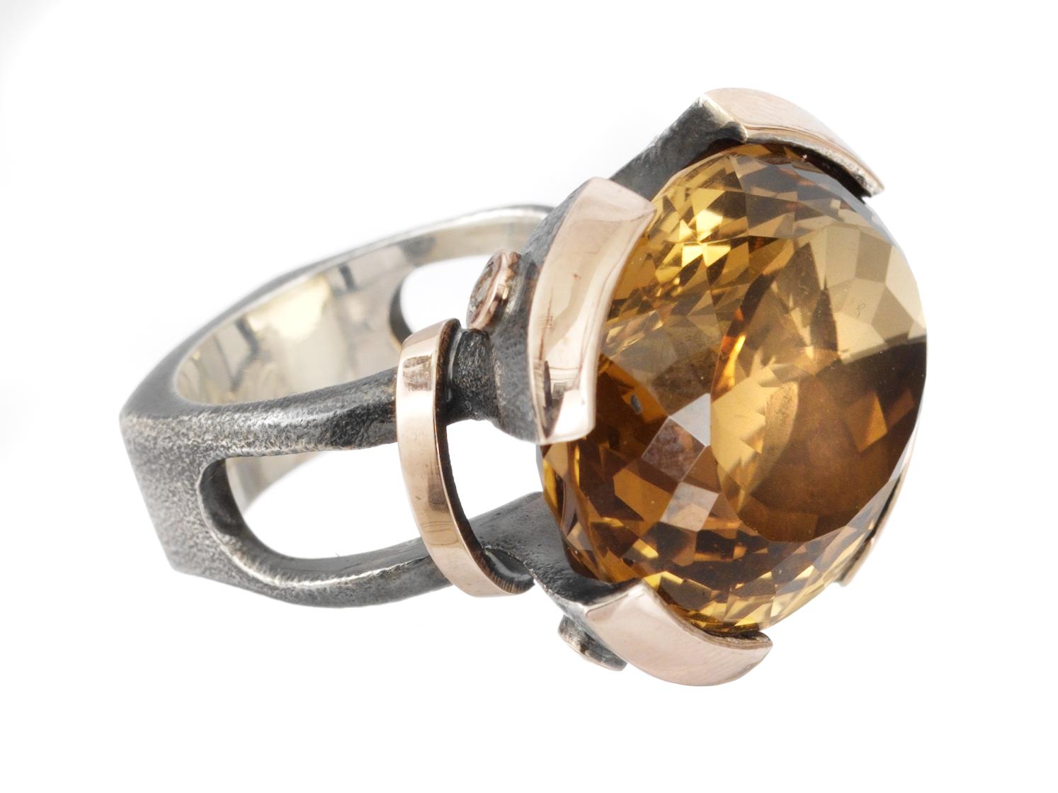 RING, oval fasetterad citrin med fyra rosenslipade diamanter.