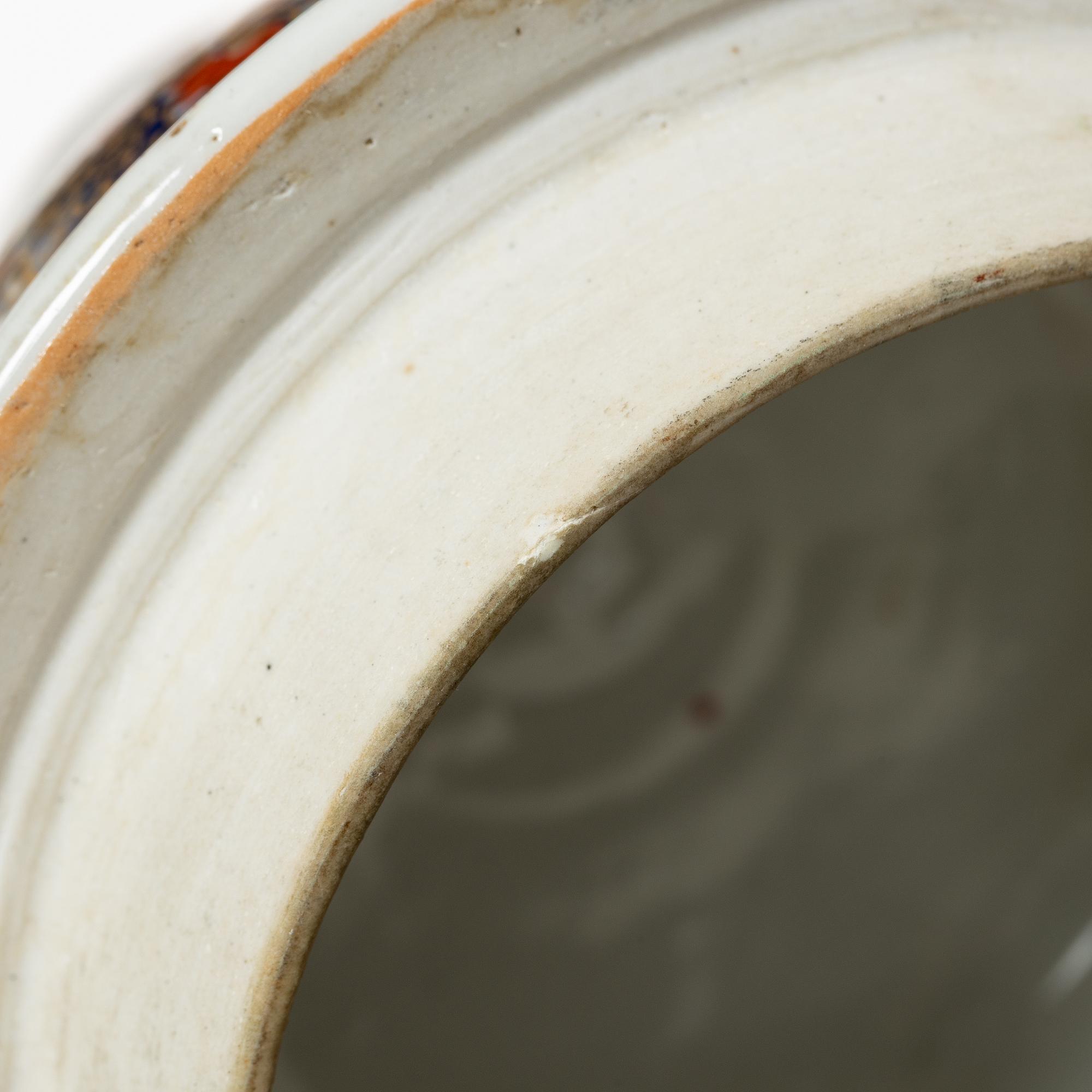 Prakturna med lock, porslin, Japan, Edo/Meiji, 1800-tal.