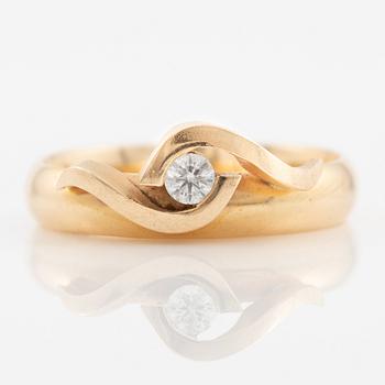 Ring 18K gold with brilliant-cut diamond.