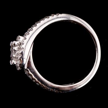RING, 14 k vitguld med briljant och princesslipade diamanter ca 1.00 ct. Total vikt ca 5 gram.