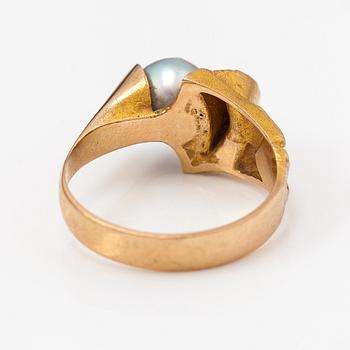Björn Weckström, Ring "Pärlans födelse", 14K guld, odlad pärla. Lapponia 1972.