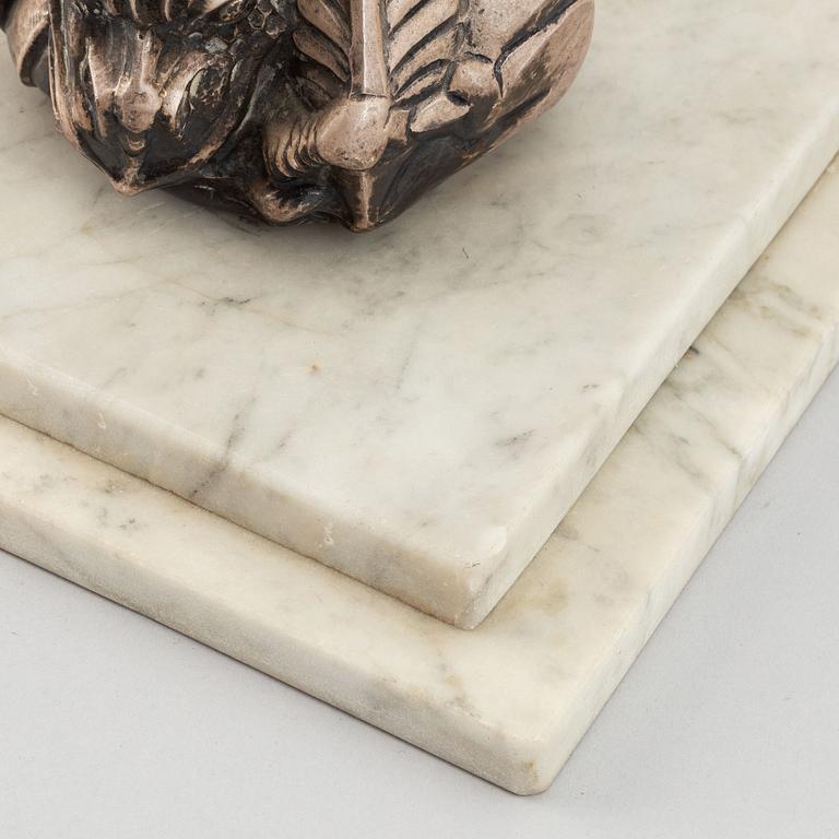 Wilhelmina "Tiddit" Wendt, table lamp with sculpture. An Atelier Torndahl white metal table lamp, Sweden.