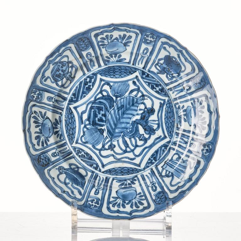 A group of six blue and white kraakdishes, Ming dynasty, Wanli (1572-1620).