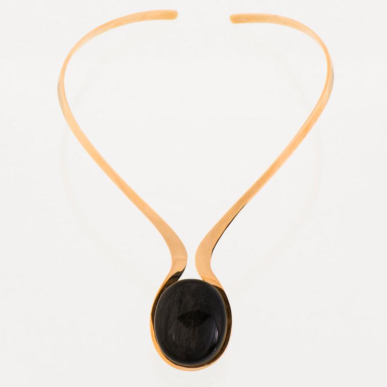 BERTEL GARDBERG, NECKLACE, polished stones, 18K gold. Kultakeskus, Helsinki Finland 1976.