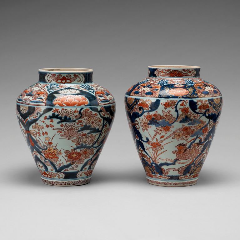 A pair of Japanse imari jars, Genroku, 18th Century.